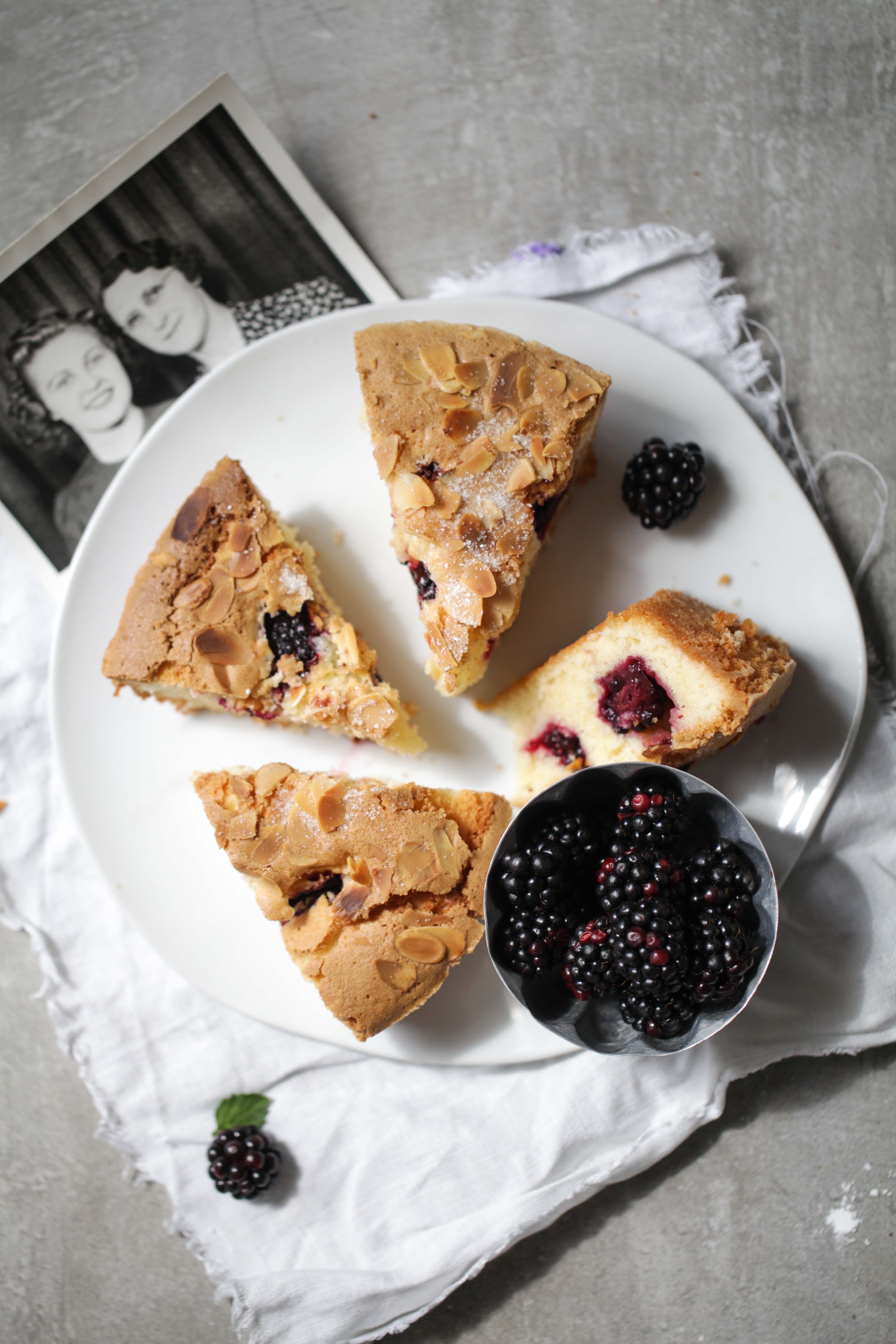 Rezept für Brombeerkuchen mit Zuckerkruste und Mandeln oder der Tag, als eine Elster diesen aus meinem Wohnzimmer stibitzen wollte