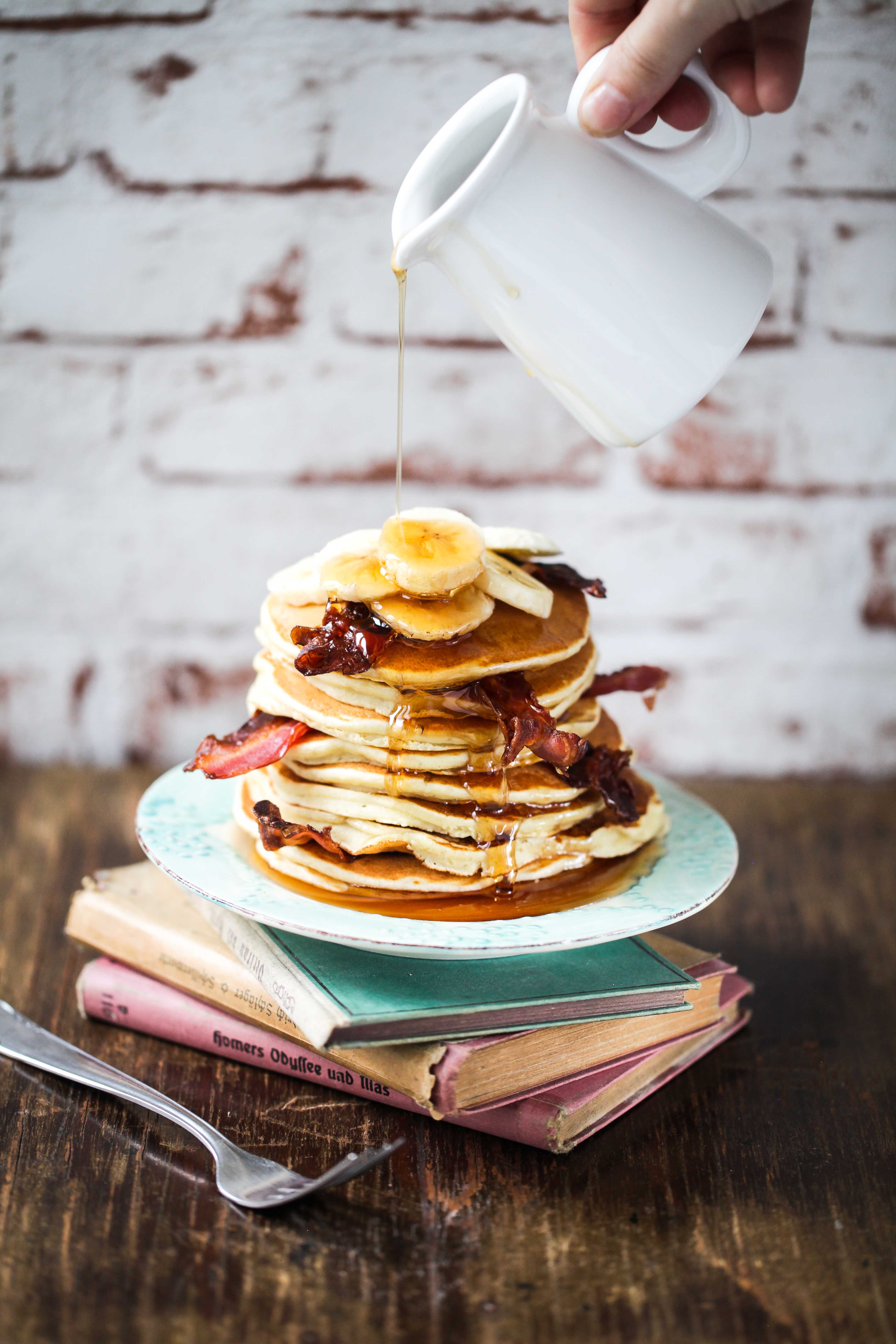 Rezept für Elvis Pancakes, das sind Banane-Erdnussbutter Pancakes mit Bacon – der King of Pancakes