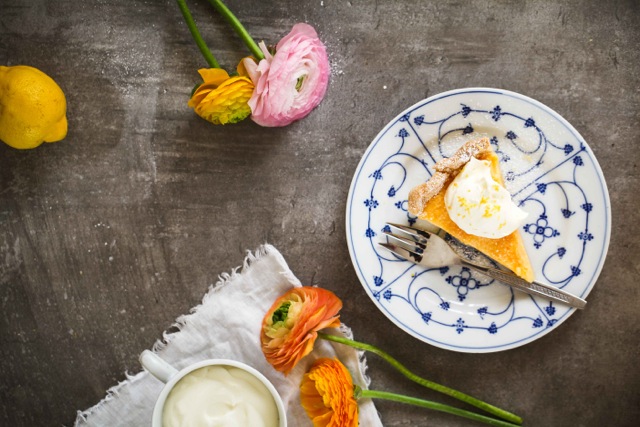 Ein Rezept für cremige Zitronen Buttermilch Tarte – so schmeckt der Frühling