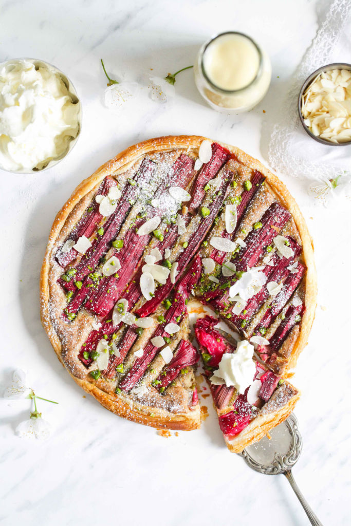 Rhabarber Haselnuss Tarte mit Pistazien – ein Frangipane Tarte Rezept