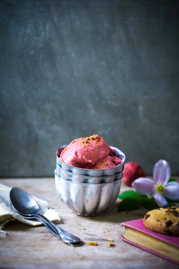 Ein Rezept für Erdbeer Frozen Yogurt mit Keksstücken – fruchtiges Eis ganz ohne Eismaschine {enthält Werbung}