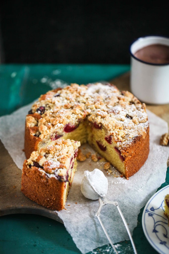 Einfaches und leckeres Kirsch Streuselkuchen Rezept mit Walnuss Streuseln und Fleur de Sel von Zucker, Zimt und Liebe dem deutschen Backblog