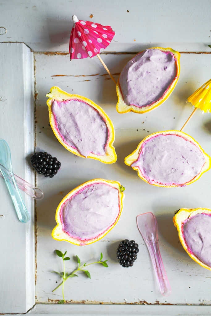 Tolles Brombeer Eis in der Zitrone – ein Eisrezept ohne Eismaschine (und ohne Ei)