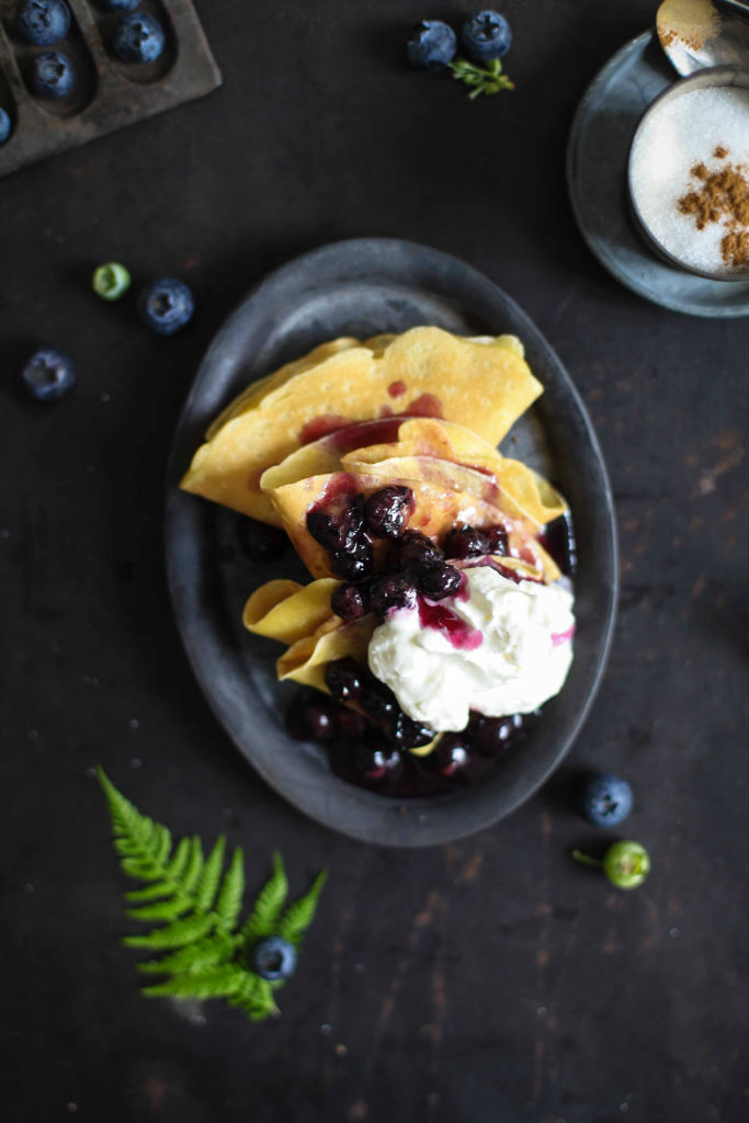 Einfaches leckeres Palatschinken Rezept mit Blaubeer Ahornsirup Sauce zuckerzimtundliebe, Frühstücksidee, Frühstücksglück