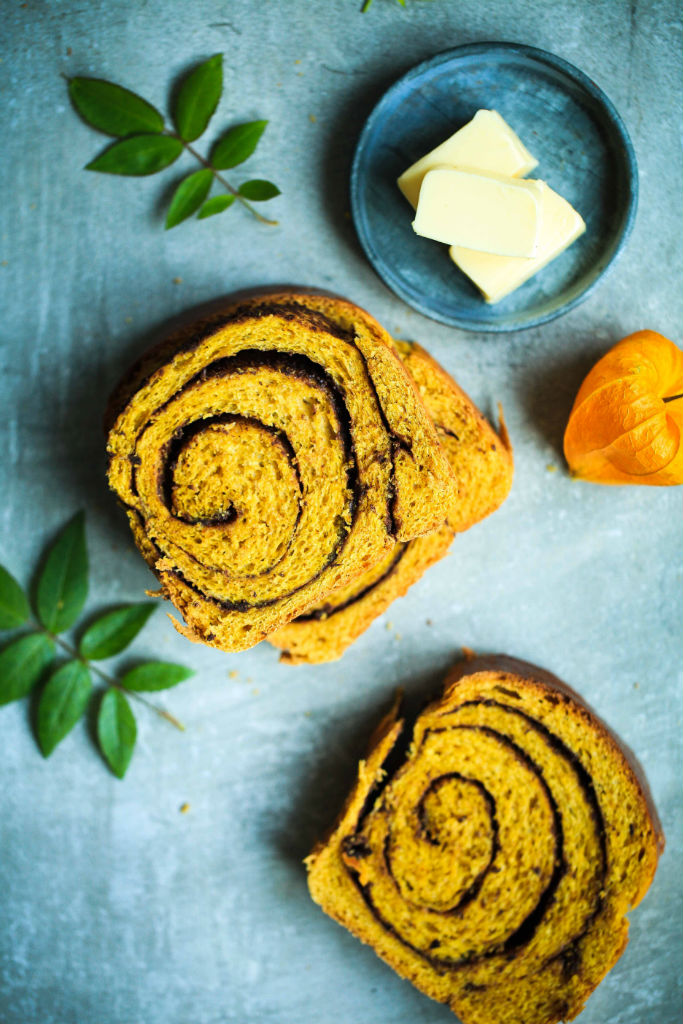 Ein zimtiges Kürbisbrot mit Schokoladenswirl – eine Art große Kürbis Schoko Zimtschnecke