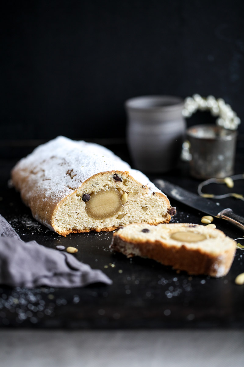 Rezept für Quark Christstollen mit Marzipan, Pinienkernen und Schokolade {Werbung}