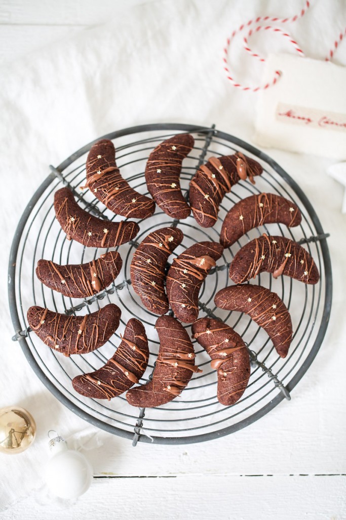 Kakaokipferl Schokokipferl Weihnachtsplätzchen Rezept Schokoladenkekse Weihnachtsgebaeck Zuckerzimtundliebe Vanillekipferl Ganache Goldsterne christmas cookies crescent cookies