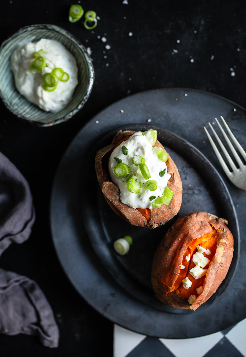 Gebackene Ofen Süsskartoffel mit Zwiebelquark und Frühlingszwiebeln oder Feta