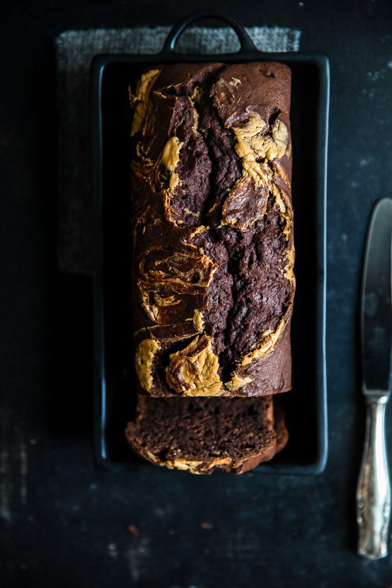 Schokoladen Bananenbrot Rezept Erdnussbutter Swirl Zuckerzimtundliebe foodstyling banana bread schokoladenkuchen peanutbutter food photography einfacher kuchen