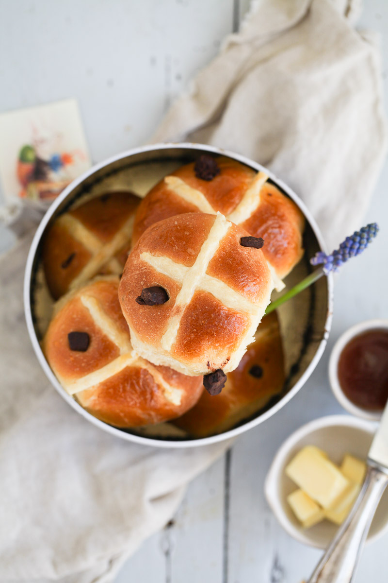 Chocolate Hot Cross Buns Rezept süsse Hefebrötchen mit Schokolade Schokoladenbrötchen Heisswecke Backrezept Brötchenrezept zuckerzimtundliebe Foodblog