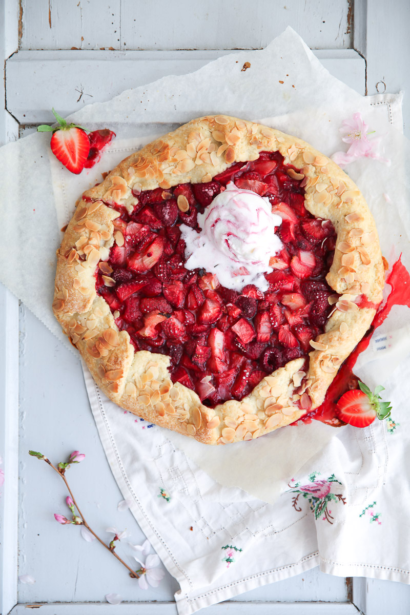 Lieblings Erdbeer Himbeer Galette Rezept mit Rhabarber – eine einfache Tarte backen ohne Backform aber dafür mit Eis