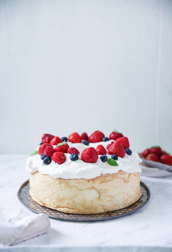 Angel Food Cake Rezept leichter Biskuitkuchen mit Sahne und Beeren Sommerkuchen Backrezept einfacher Kuchen Foodblog Backblog Zuckerzimtundliebe