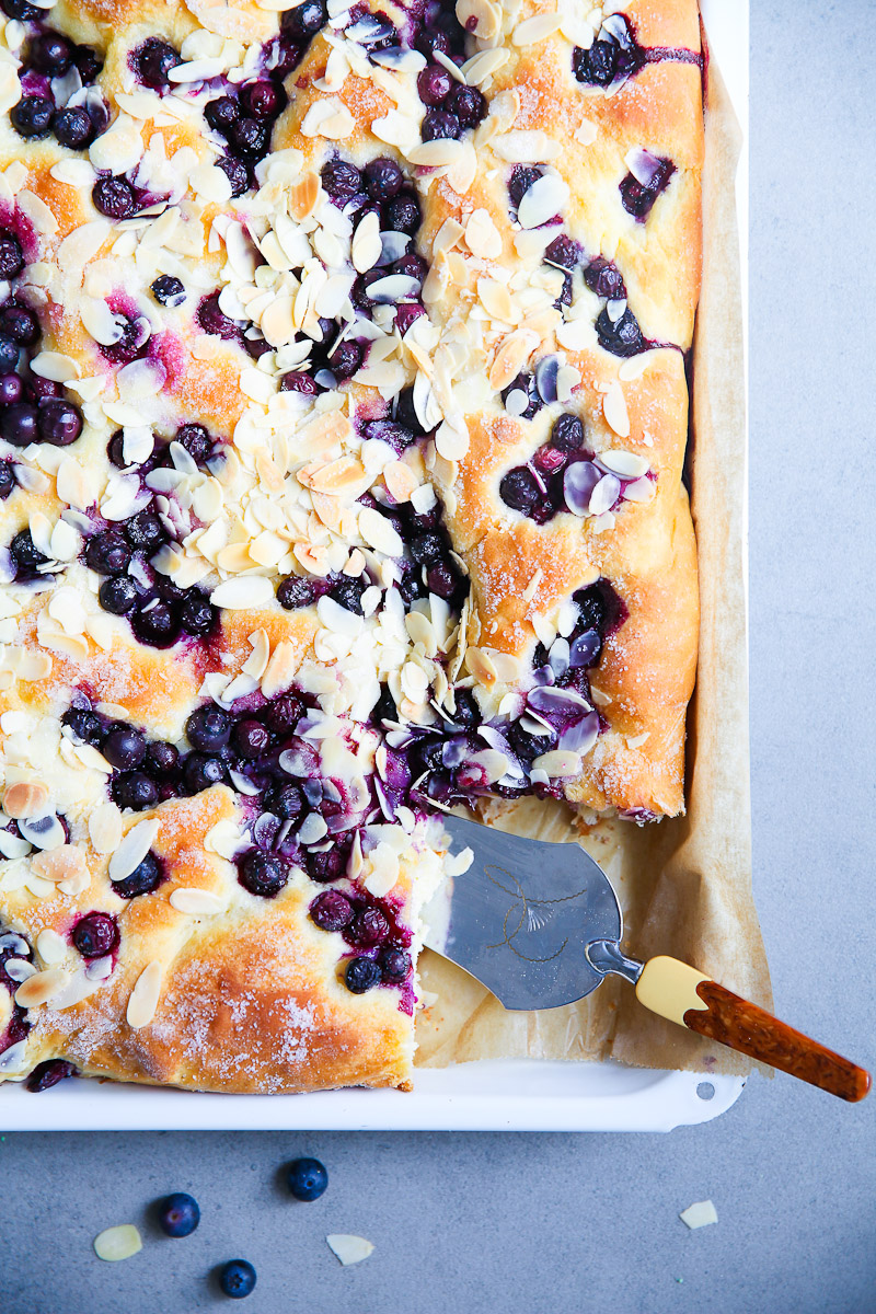Von weichem warmem Blaubeer Butterkuchen – ein Rezept für Lieblingskuchen