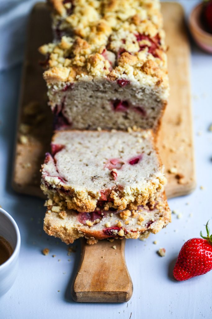 Erdbeer Banana bread Bananenbrot bestes Rezept Backrezept backen Kuchen mit Erdbeeren und Streuseln Zucker, Zimt und Liebe Foodblog