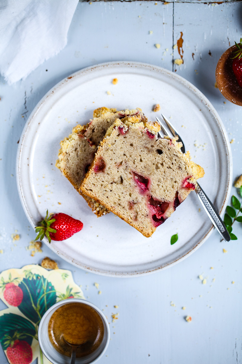 Erdbeer Banana bread Bananenbrot bestes Rezept Backrezept backen Kuchen mit Erdbeeren und Streuseln Zucker, Zimt und Liebe Foodblog