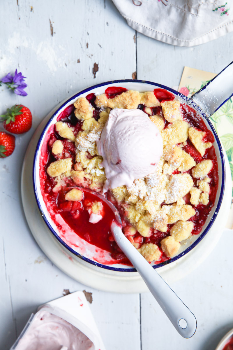 Rezept für meinen Lieblings Rharbarber Erdbeer Blaubeer Crumble mit dicken Vanille Streuseln