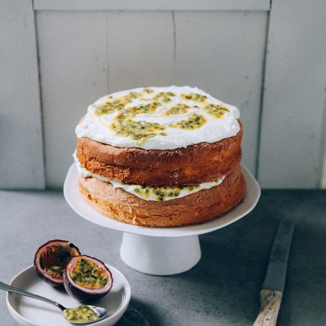 Maracujakuchen Spongecake Passionsfrucht Backrezept mit Quark Sahne Füllung einfache Torte für Feste Sommerkuchen Kuchenbuffet Südaustralien Rezept Zuckerzimtundliebe Foodblog Foodfotografie