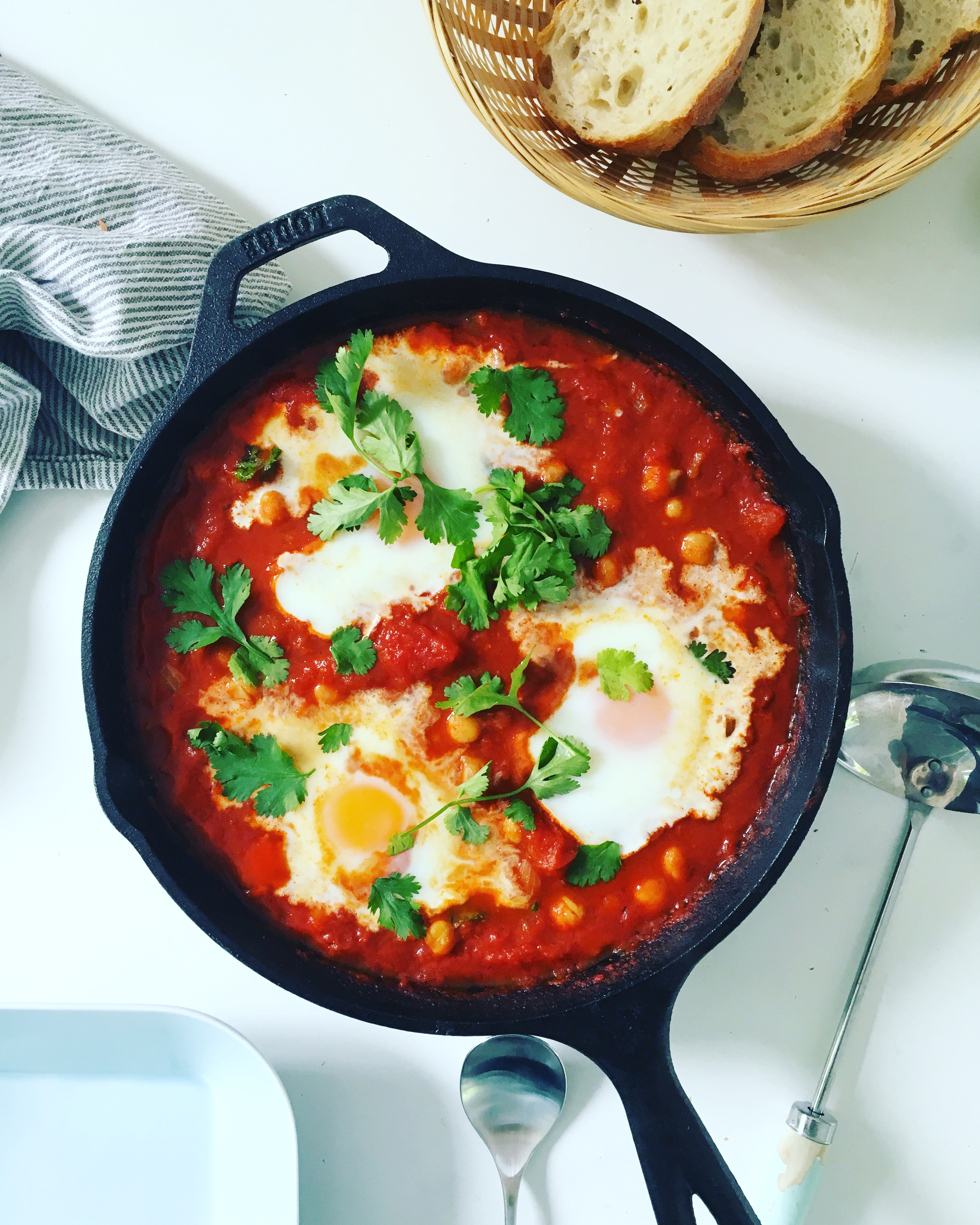 Shakshuka – gebackene Eier in würziger Tomaten Harissa Sauce mit Kichererbsen. Ein einfaches schnelles Mittagessen.