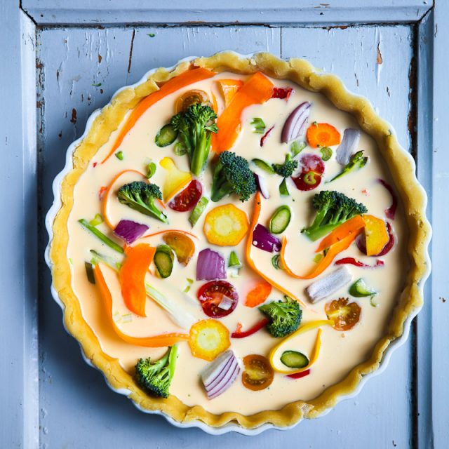 Rezept für Gemüse Quiche einfaches bestes Quiche Rezept herzhafte Tarte Mürbeteig Brokkoli Zucchini Moehre Zwiebel Spargel Sommerrezept Picknick Picknickideen wie macht man quiche eiergericht einfaches leichtes mittagessen französisch zuckerzimtundliebe foodstyling foodfotografie
