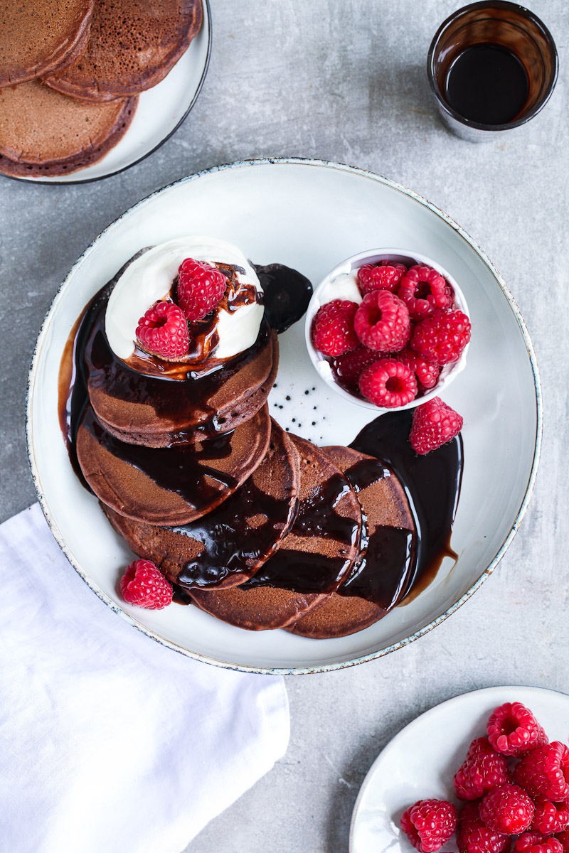 Kakao Schokoladen Pancakes Rezept cocoa pancake Pfannkuchen recipe Zuckerzimtundliebe Foodstyling Food Photography Himbeeren Schokoladensauce raspberries Frühstück Brunch Mittagessen der beste Pfannkuchen Foodblog