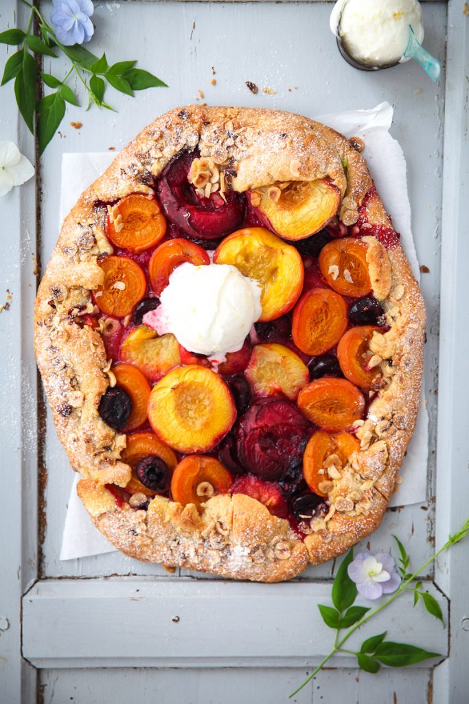 Steinobst galette peach pfirsich nektarine pflaume tarte backen backrezept zuckerzimtundliebe backblog the bakefeed foodstylist food styling