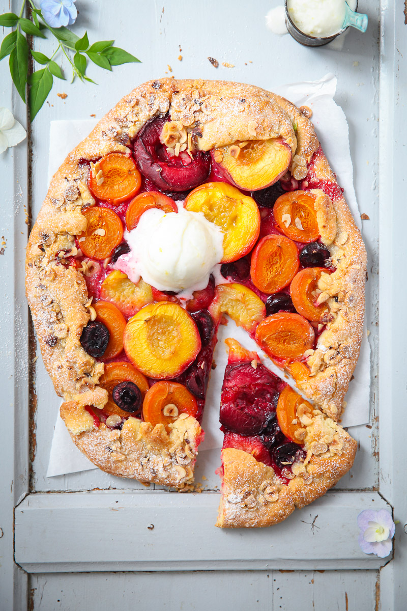 Sommerliche Steinobst Tarte – eine Galette mit Nektarinen, Pflaumen, Aprikosen, Pfirsich und Kirschen