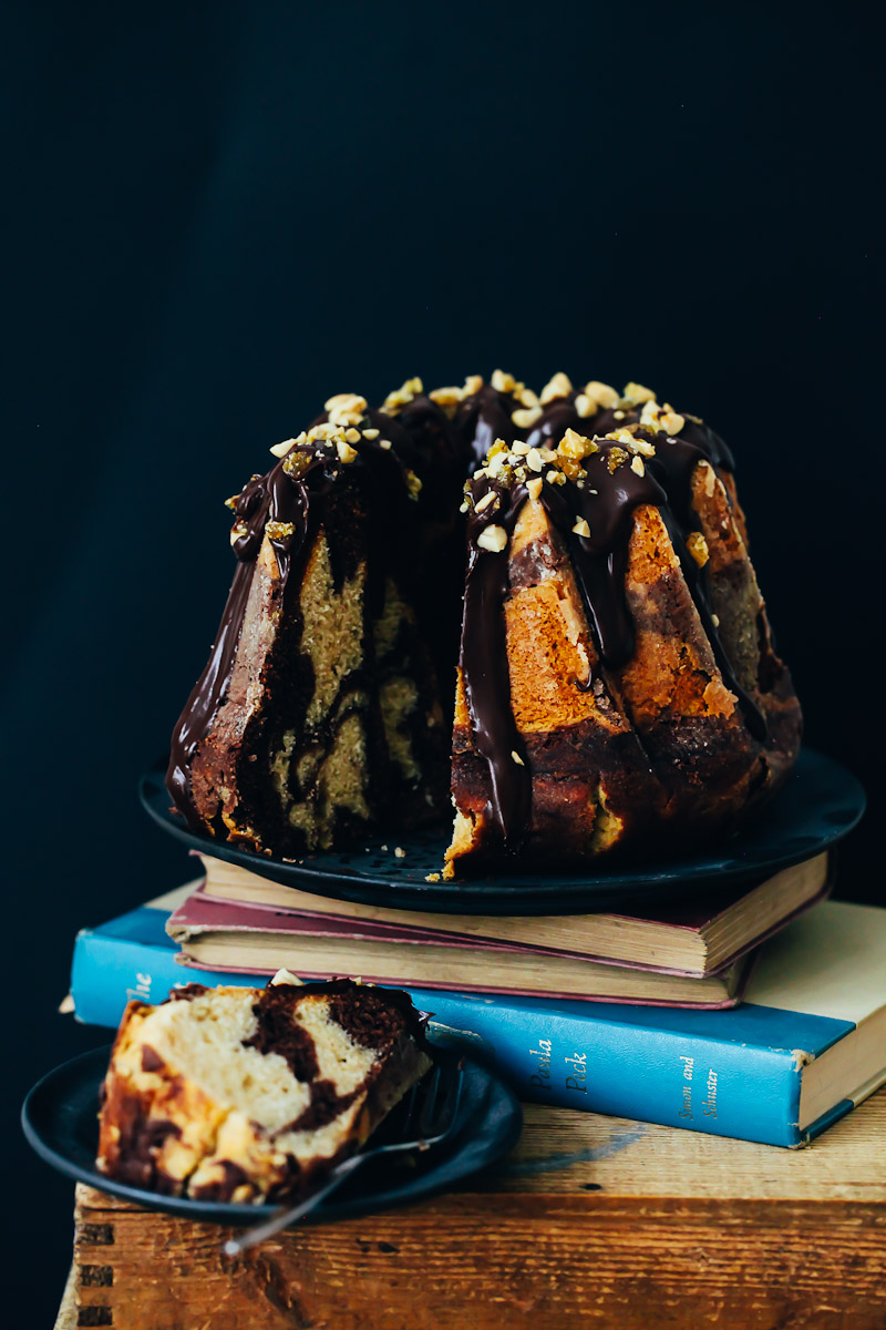 Erdnussbutter Marmorkuchen Gugelhupf Rezept mit Erdnusscrunch und dickem Schokoladenguss Backrezept Rührkuchen Zuckerzimtundliebe Foodstyling Food Photography Backblog Herbstkuchen Peanutbutter bundt cake