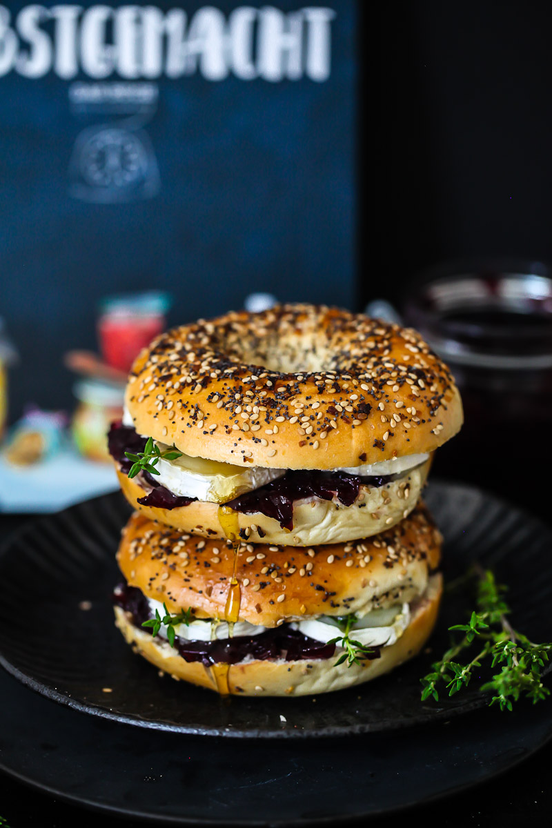 Stulle der Woche: Portwein Zwiebel Konfitüre mit Ziegenkäse, Honig und Thymian Bagels – inspiriert von EDEKAS Kochbuch “Selbstgemacht – Das Buch” (enthält Werbung)