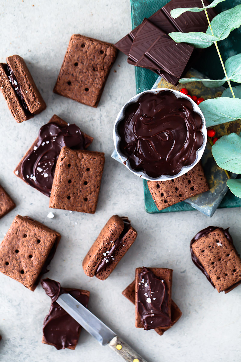 Schokokekse mit Schokoladen Ganache Füllung und Meersalz – chocolate sandwich cookies with salted chocolate ganache filling