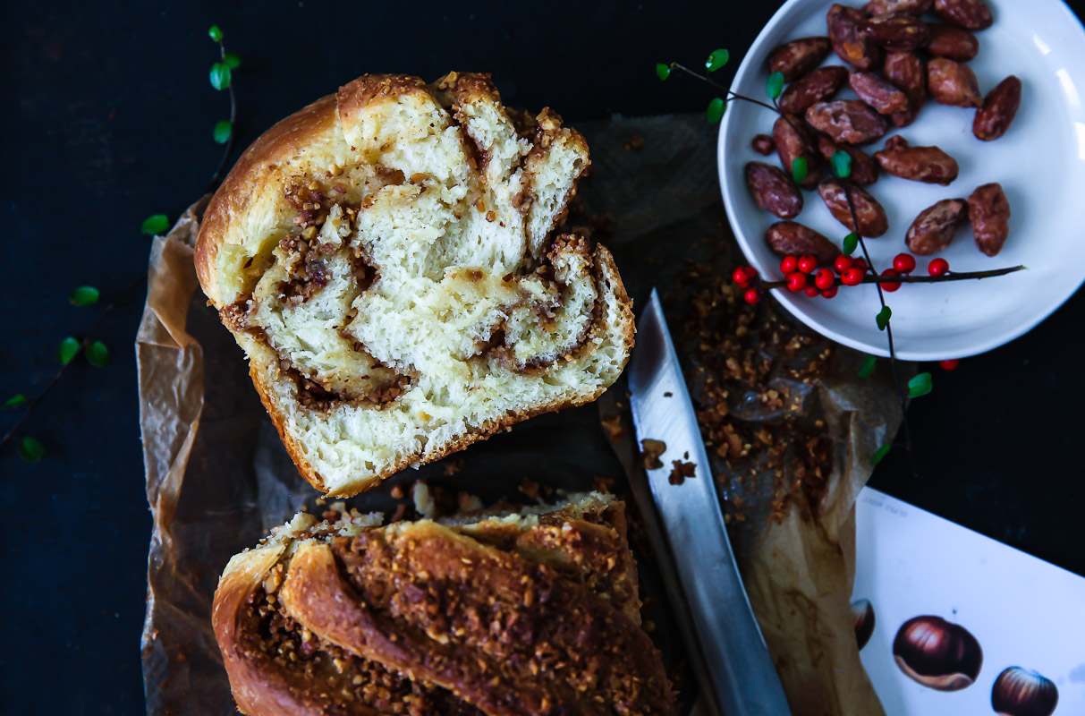Hefezopf mit gebrannte Mandel Füllung – cinnamon twist bread with sugar coated almonds filling