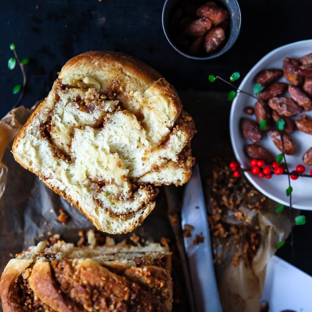 Zimt Hefezopf mit gebrannter Mandel Füllung twisted cinnamon bread Hefeteig Rezept zuckerzimtundliebe Weihnachtsbäckerei Backen im Advent Foodblog Backblog