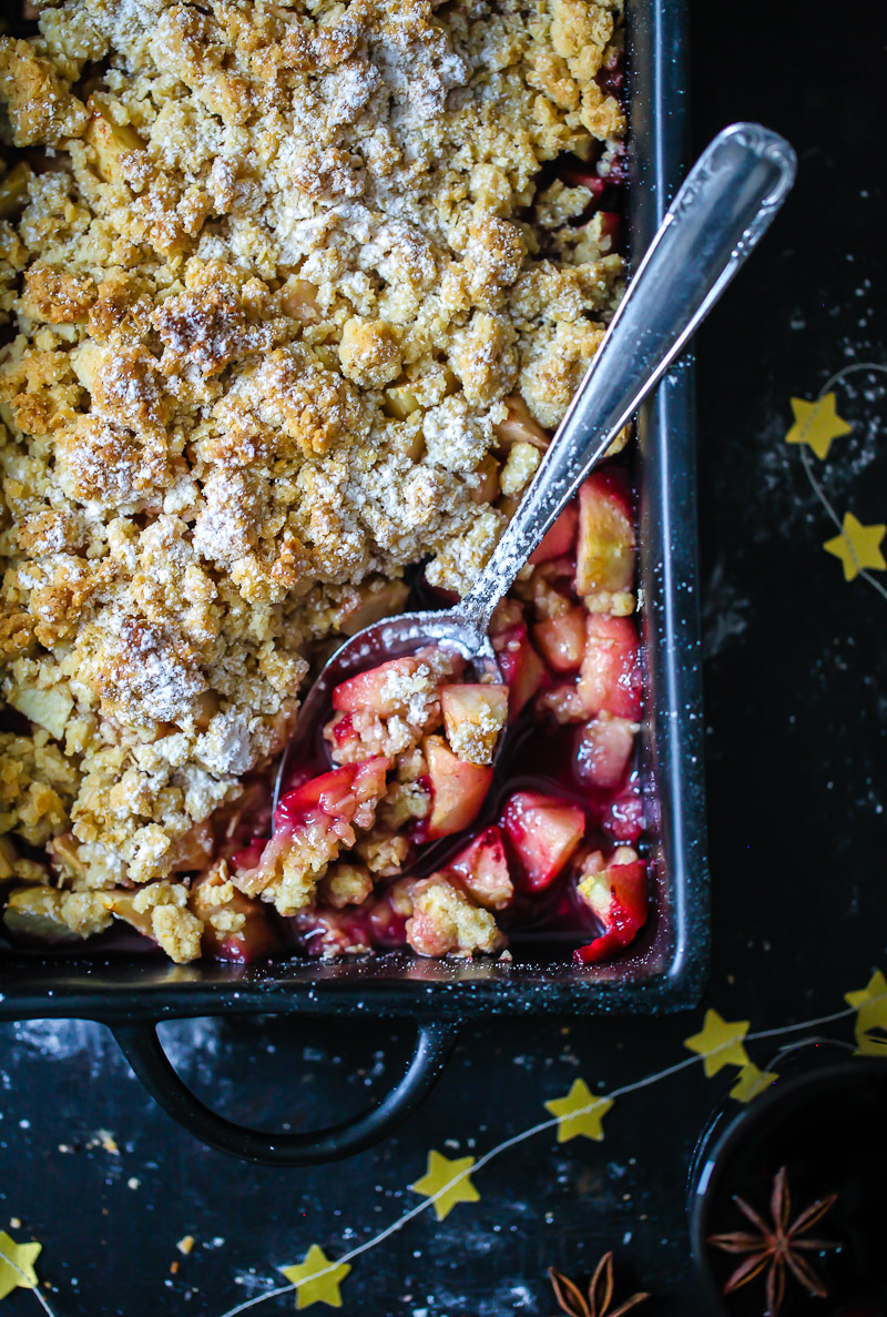 Glühwein Apple Crumble Rezept Adventsrezept Weihnachtsrezept apple crisp oat crumble recipe zuckerzimtundliebe foodblog food styling apfelrezept weihnachtsdessert