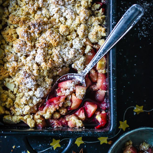 Glühwein Apple Crumble Rezept Adventsrezept Weihnachtsrezept apple crisp oat crumble recipe zuckerzimtundliebe foodblog food styling apfelrezept weihnachtsdessert