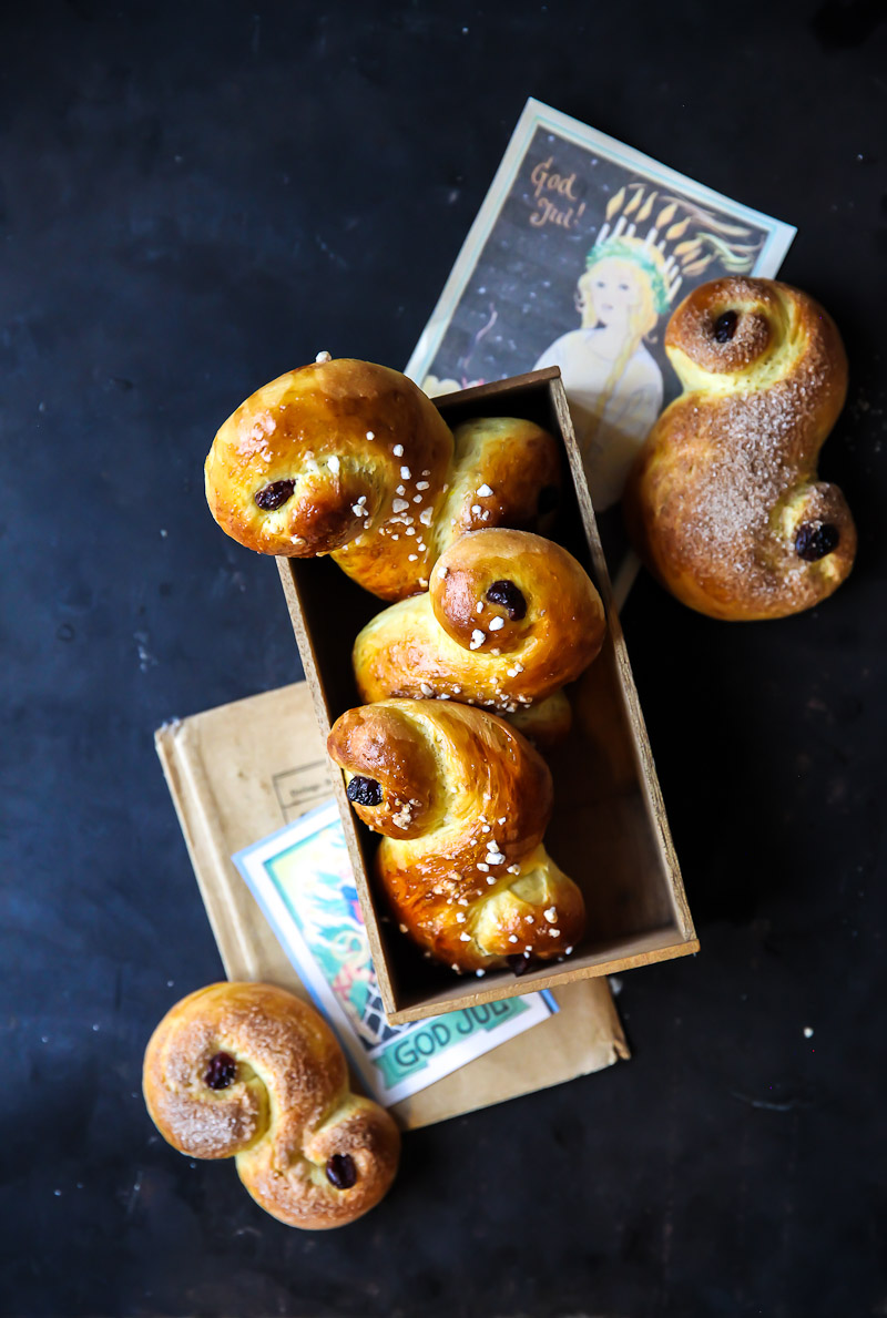 Lussekatter Rezept schwedisches hefegebäck weihnachtsbäckerei adventsgebäck zuckerzimtundliebe foodblog backblog swedish buns food styling