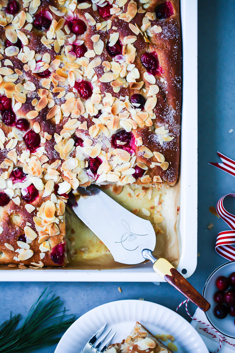 Weihnachts Butterkuchen Rezept Weihnachtskuchen mit Cranberries und Lebkuchengewürz Weihnachtsbäckerei Rezept Backrezept Weihnachtskuchen Hefeteig Cranberry gingerbread yeasted butter cake foodstyling food photo zuckerzimtundliebe backen backrezept backblog