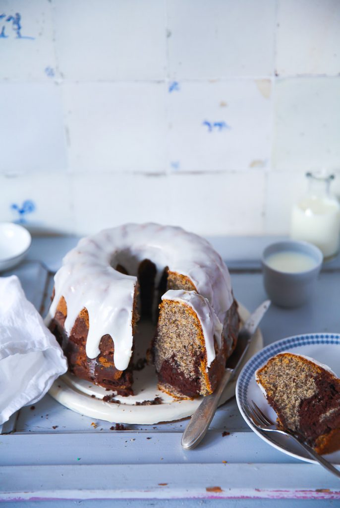 Mohn Marmorkuchen Gugelhupf Rezept mit Schmandguss poppy seed marble bundt cake foodstyling food photography backblog einfaches rührkuchen rezept leichte kuchen