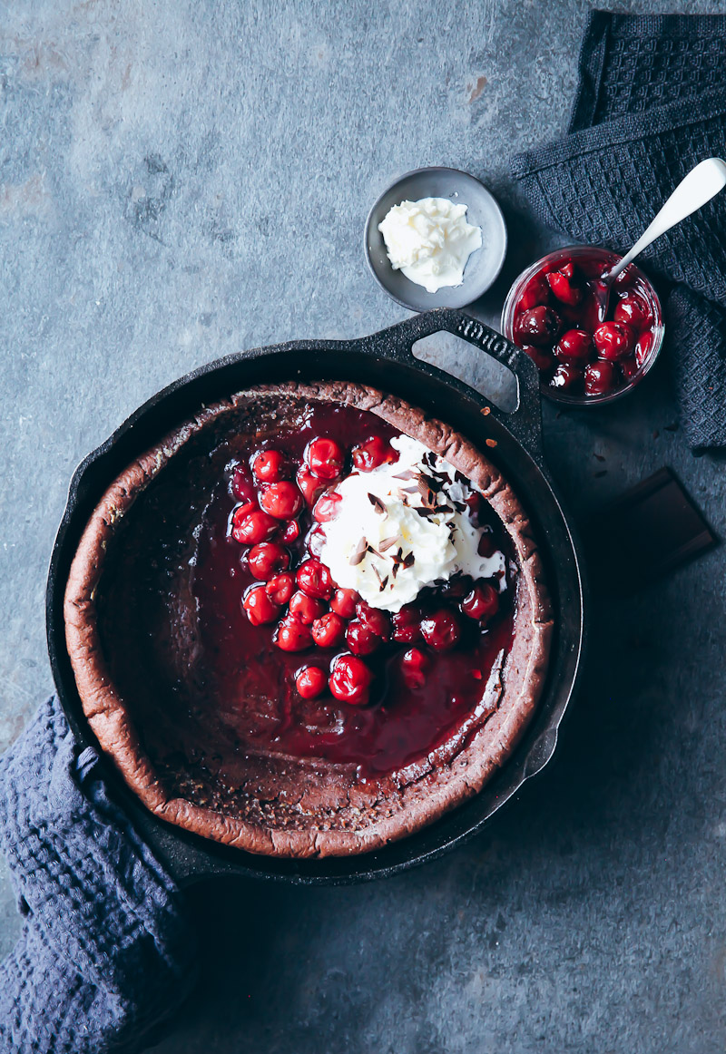 Schokoladen Dutch Baby Ofenpfannkuchen Rezept pancake mit Kirschen und Sahne Recipe Zuckerzimtundliebe Foodblog Frühstück Foodstyling