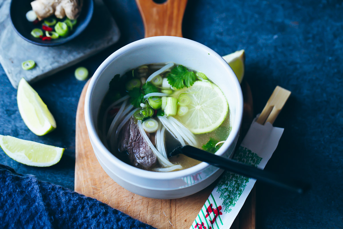 Rezept für Pho Bo Suppe – eine leckere einfache vietnamesische Rinderbrühe mit Reisnudeln