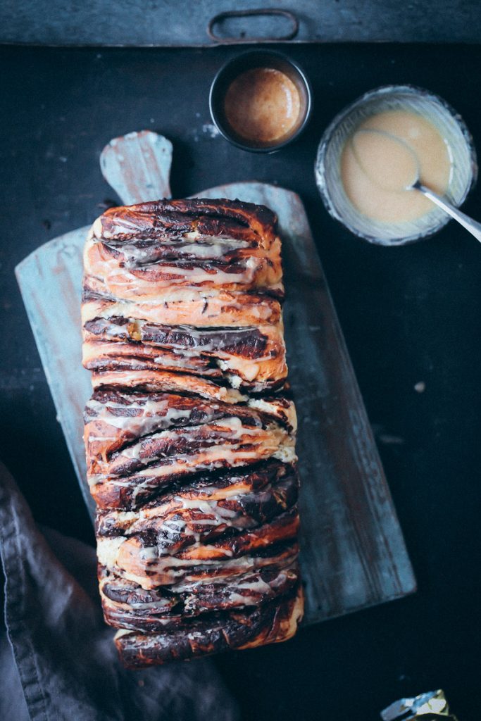 Schokoladen Zupfbrot Pull apart bread mit Espresso Zuckerguss Glasur chocolate pull apart bread recipe rezept with espresso glaze zuckerzimtundliebe hefeteig schokoladenbrot foodstyling food photography bread foodblog backblog