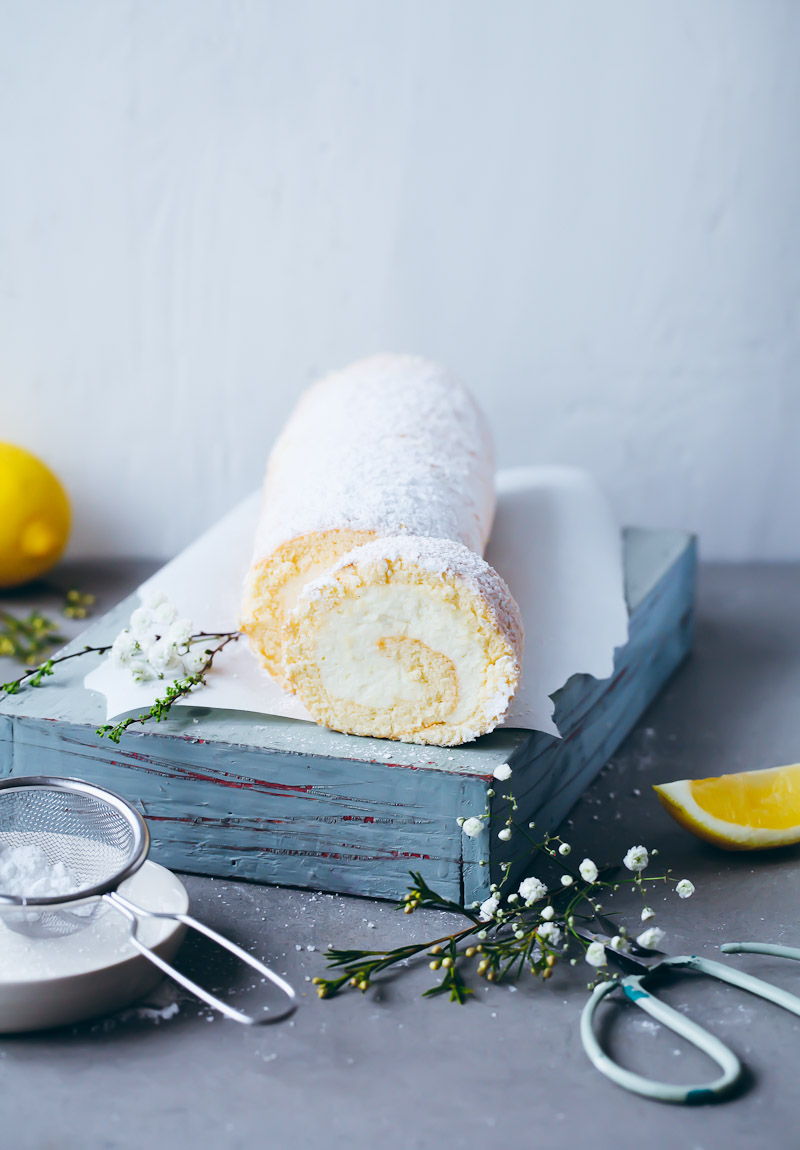 Ein Rezept für Cheesecake-Biskuitrolle mit Zitronennote (Backschule Biskuitrolle)- lemon cheesecake swiss roll