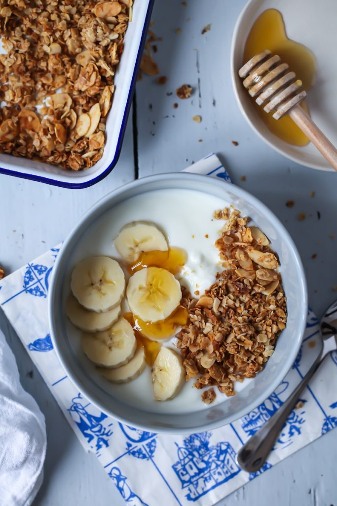 Rezept für Honig Mandel Granola Müsli selbstgemacht Joghurt Frühstück mit Bananen und Honig zuckerzimtundliebe foodblog einfaches granola rezept foodstyling foodphotography zuckerzimtundliebe