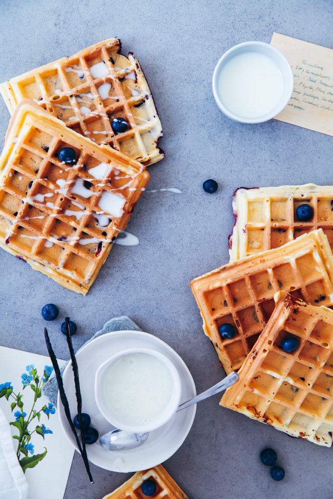 Blaubeer Waffeln mit griechischem Joghurt und Vanille Zuckerguss zuckerzimtundliebe blueberry waffles vanilla glaze einfacher waffelteig blaubeerrezept brunchidee frühstück zuckerzimtundliebe foodblog foodstyling food photo