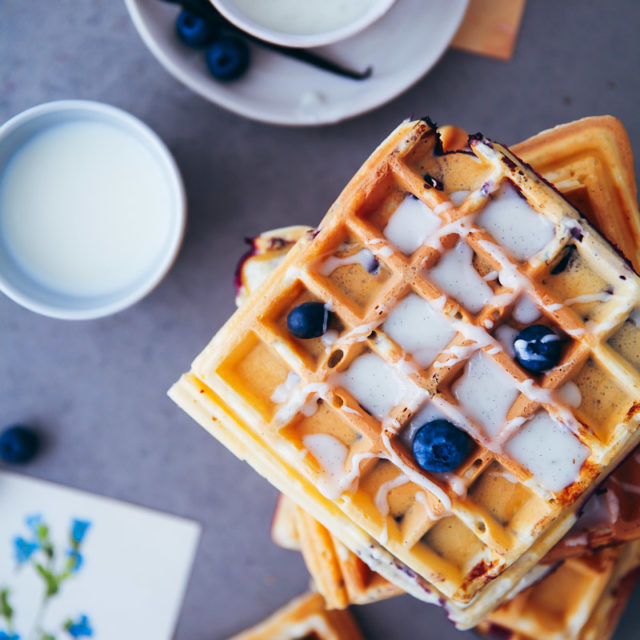Blaubeer Waffeln mit griechischem Joghurt und Vanille Zuckerguss zuckerzimtundliebe blueberry waffles vanilla glaze einfacher waffelteig blaubeerrezept brunchidee frühstück zuckerzimtundliebe foodblog foodstyling food photo
