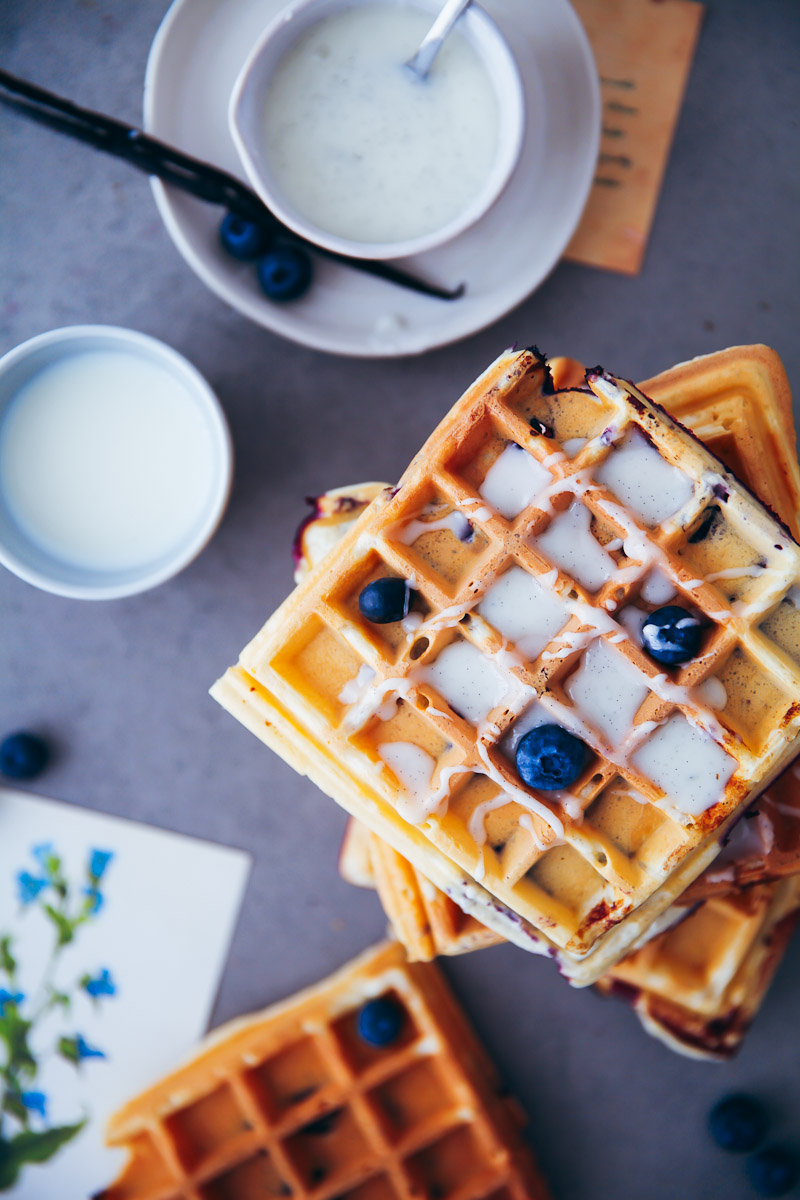 Ein Rezept für Blaubeer-Joghurt-Waffeln mit griechischem Joghurt und Vanilleglasur
