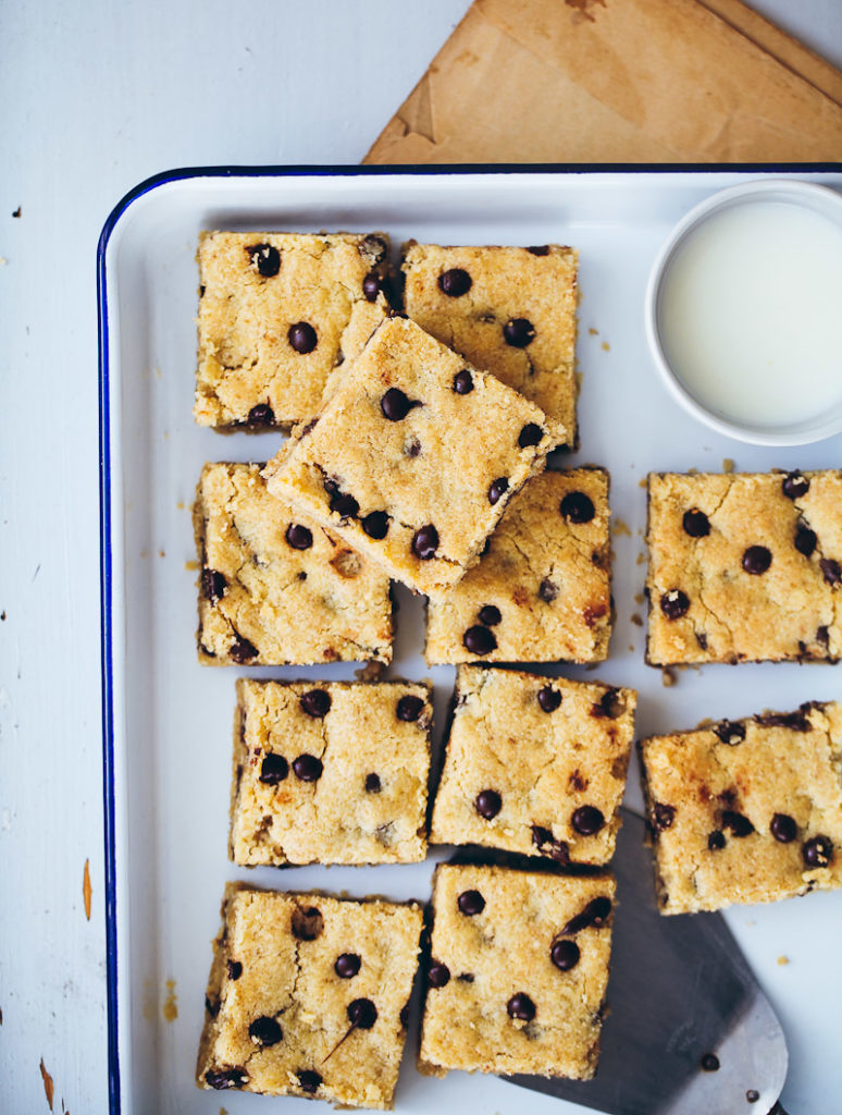 Rezept für Chocolate Chip Cookie Bars mit Haferflocken oat bars gooey cookies foodstyling cookie squares food photography zuckerzimtundliebe foodblog backblog baking backrezept kekse backen schokoladencookies