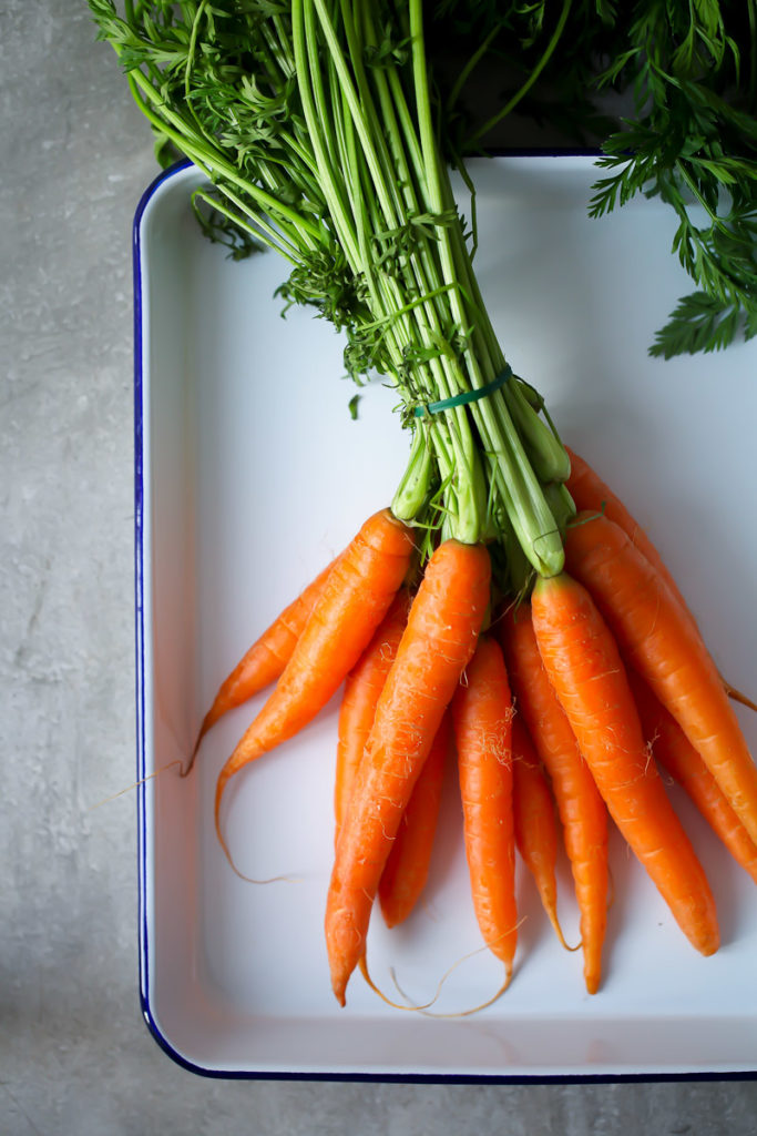 Möhren carrots Rezepte fürs Osterfrühstück oder Osterbrunch Quiche oder herzhafte Tarte mit Ofenmöhren und Oster-Laugenzopf mit gekochten bunten Ostereiern von zuckerzimtundliebe mit Arla Kaergarden Block