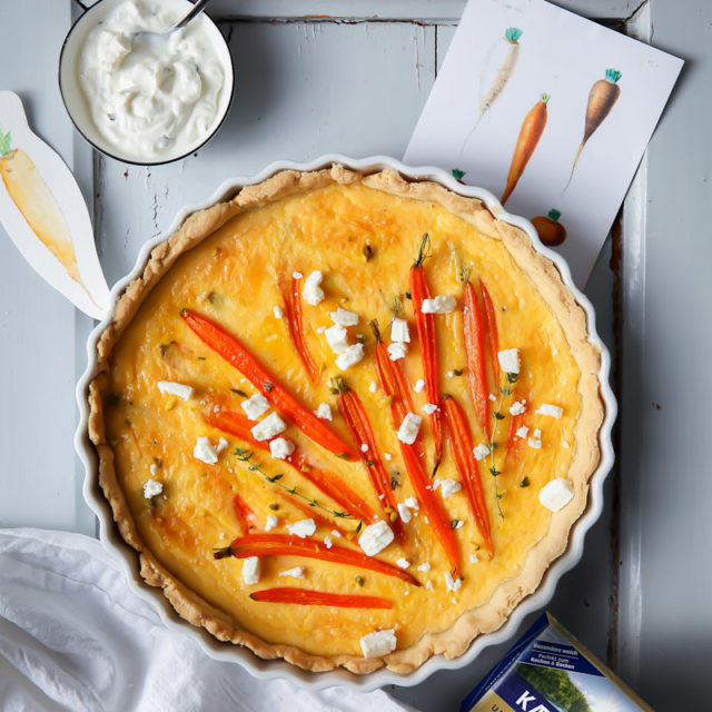 Rezepte fürs Osterfrühstück oder Osterbrunch Quiche oder herzhafte Tarte mit Ofenmöhren und Oster-Laugenzopf mit gekochten bunten Ostereiern von zuckerzimtundliebe mit Arla Kaergarden Block