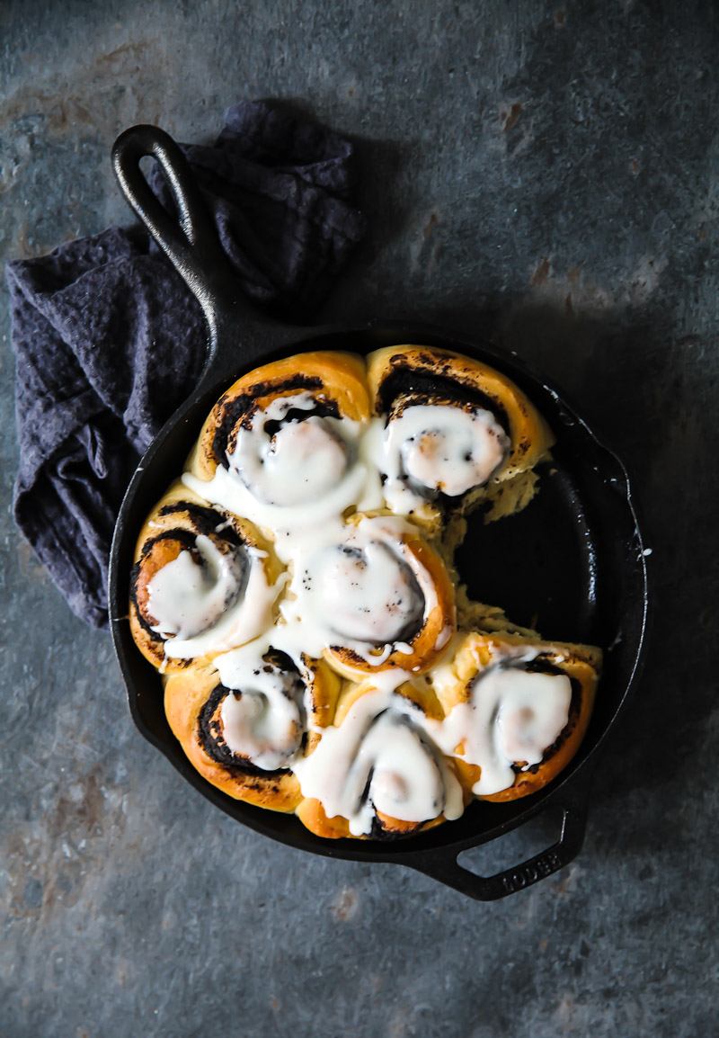 Ein Rezept für Oreo-Zimtschnecken mit Frischkäse-Guss – oreo cinnamon buns recipe
