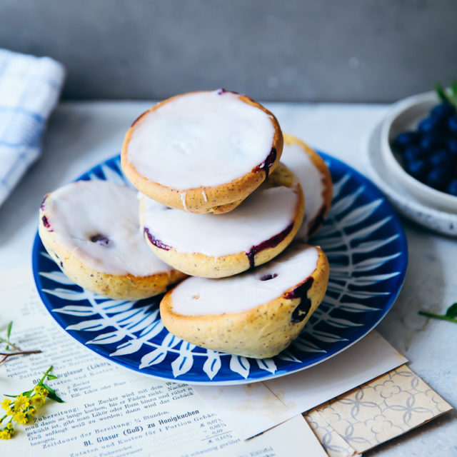 Blaubeere Zitronen Mohn Amerikaner Rezept lemon poppyseed blueberry black and white cookies gebäck zuckerzimtundliebe foodblog foodstyling wie backt man amerikaner blaubeerkuchen zitronenkuchen backen mit mohn backblog backrezept kuchen für kindergeburtstag zitronenkuchen