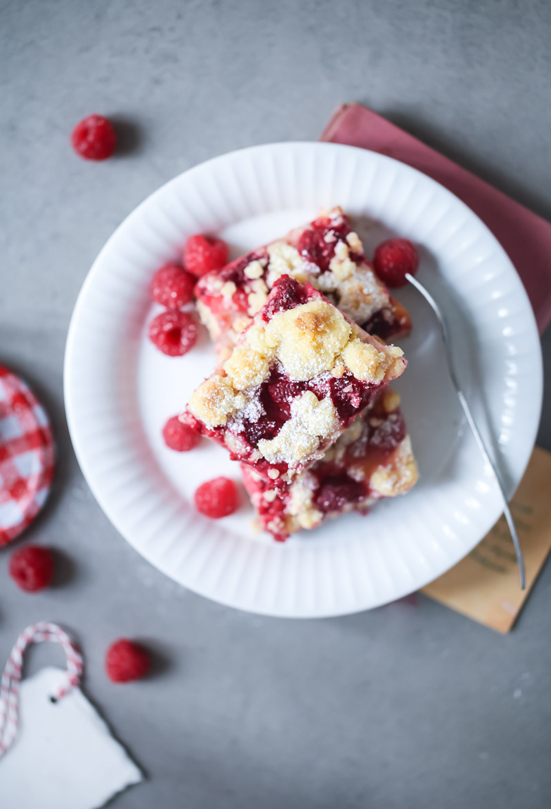 Himbeer Rhabarber Streuselkuchen vom Blech hefeteig vom blech zuckerzimtundliebe blechkuchen foodblog backblog backrezept der perfekte streuselkuchen obstkuchen sommerkuchen backen mit rhabarber foodstyling rhubarb raspberry streusel cake Hefeteig